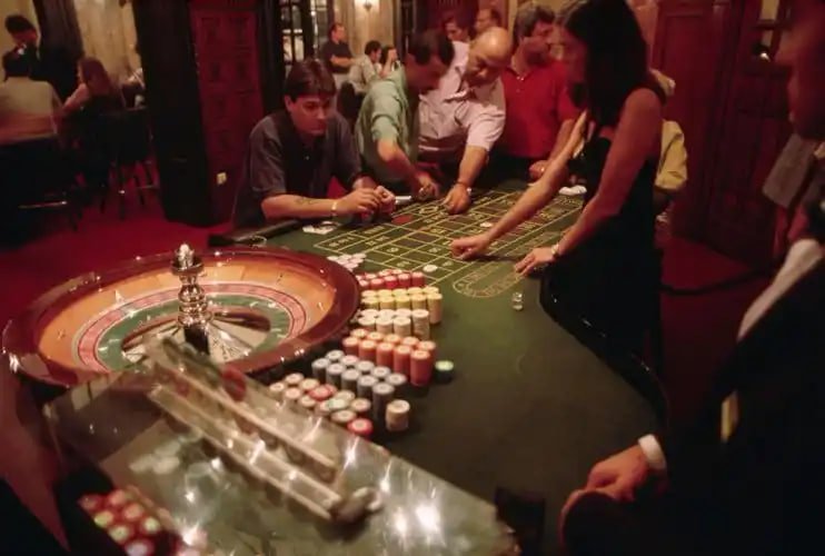 Bàn chơi Live Casino trực tuyến tại neww88 với dealer chuyên nghiệp